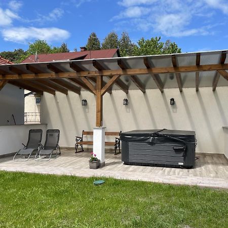 R Cottage Jacuzzival بالاتونفينيفيس المظهر الخارجي الصورة